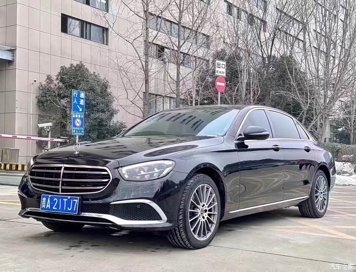 22款22年奔驰e260l20t排量黑外棕内立标