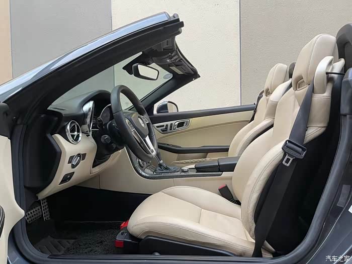 2012年新款奔驰slk200硬顶敞篷版战斗灰外观相当