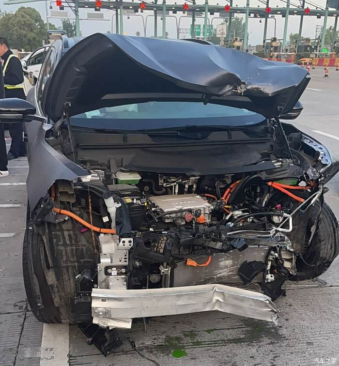 惨烈小鹏p7雨天飙车失控散架起火还好当时下定的是极狐