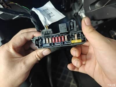 奥迪q5l,除了驾驶位,左脚休息踏板下面有一个保险盒,主驾驶后侧尾灯