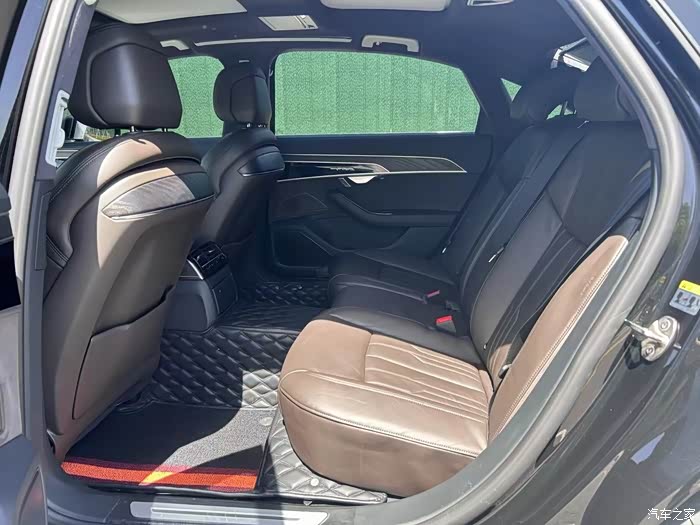 到店20年奥迪a8个人一手车 全车只有一两处划痕补漆 已经稳