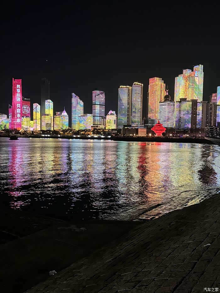 青岛浮山湾璀璨的夜景灯光秀