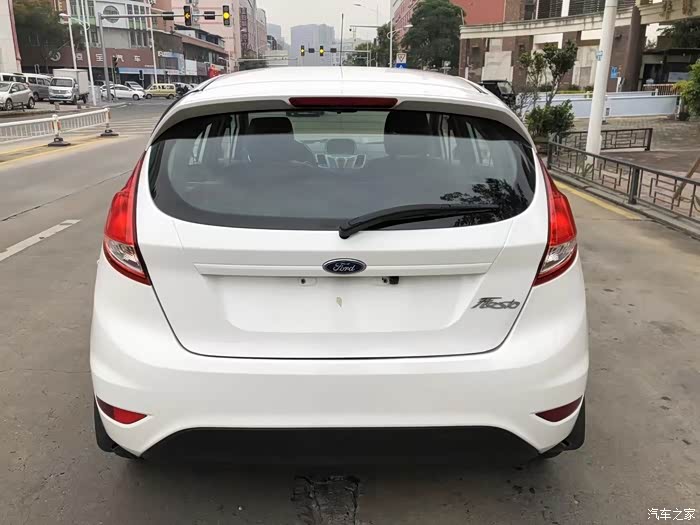 新到2015年7月上牌福特嘉年华自动15l真皮座椅导航