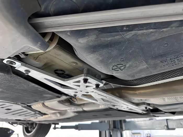 宝马5系g30下护板加强件 整套底盘件
