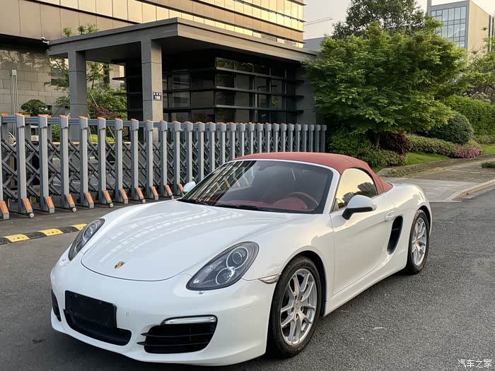 宁波保时捷boxster718敞篷白红 售价: 23.8万元