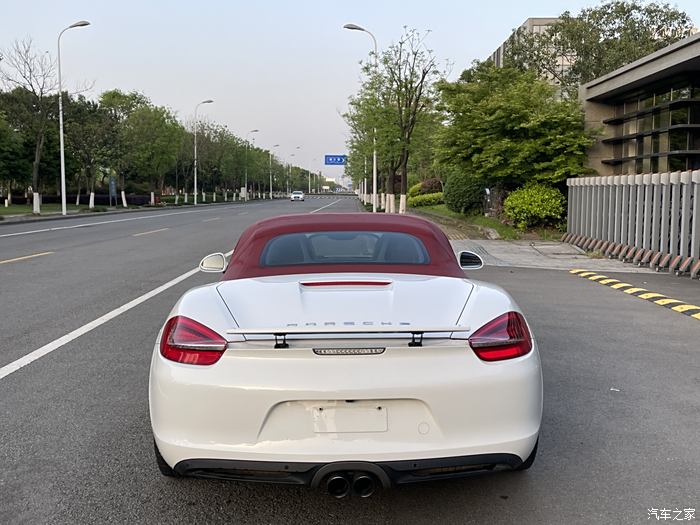 宁波保时捷boxster718敞篷白红售价238万元