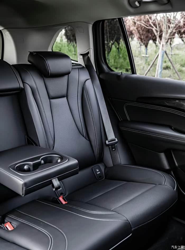 昂科威plus的空间简直让人惊艳不已当你打开车门