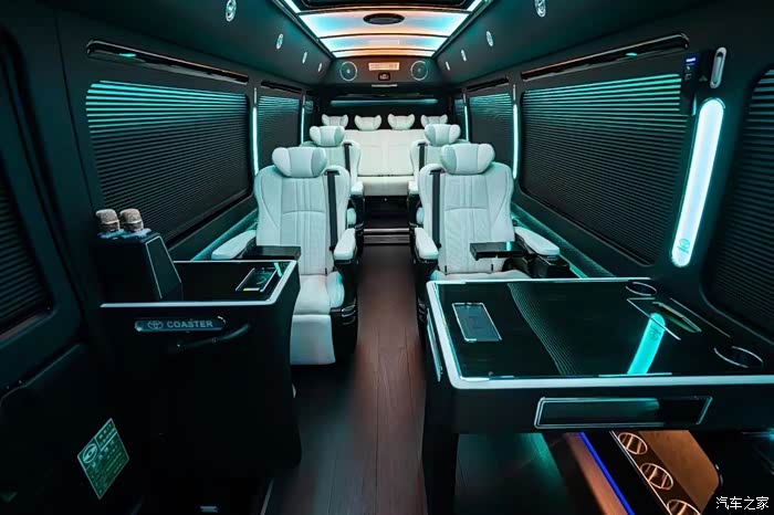 丰田柯斯达12座黑武士外观