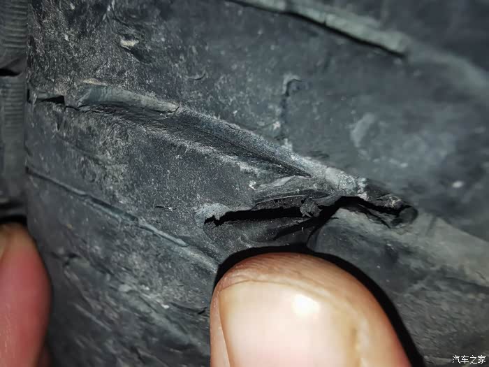 车胎被玻璃扎了,挺深的,2天了暂时没漏气,这种情况要不要换胎