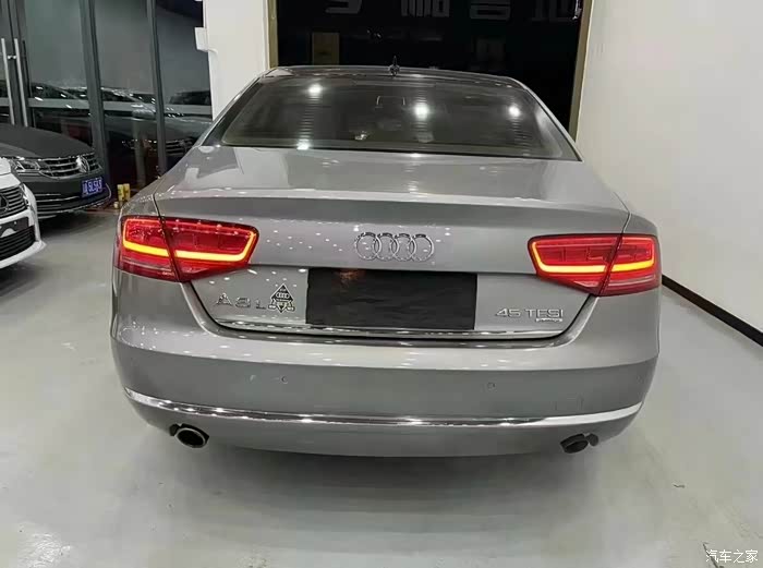 2013年的老豪车,今年太不受待见了,被电车整的像古董