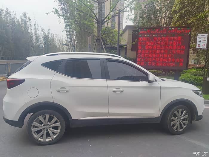 出售一台17年名爵zs15l手动豪华版带天窗车子车况45