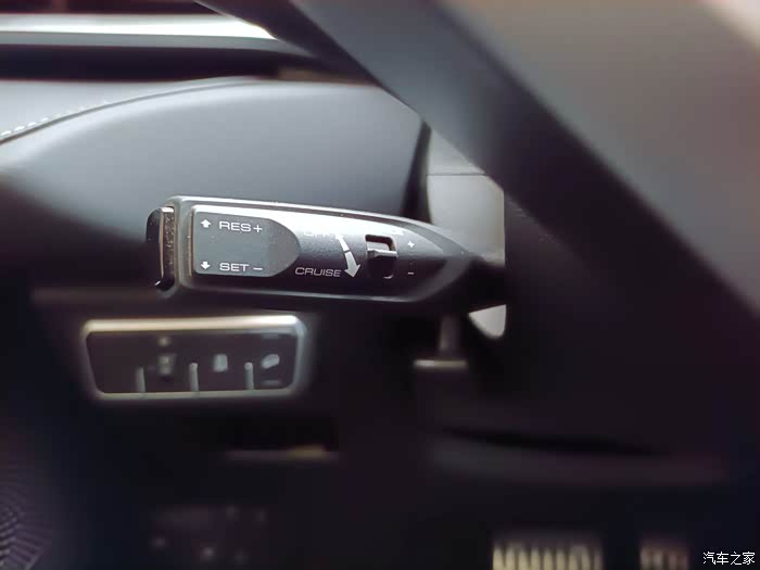 用着很顺手且质感满满的电子旋钮换挡