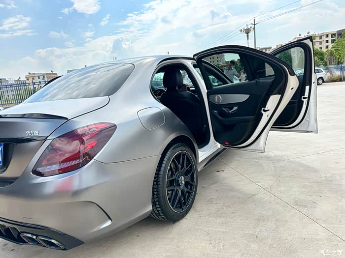 17年的奔驰c200,同事要换e300,特价处理了,16个左