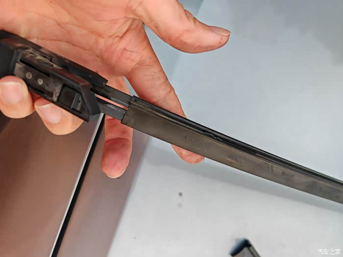 更换雨刮胶条作业