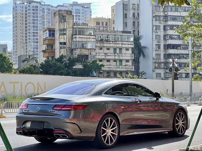 奔驰s63四驱轿跑2019年11月上牌白外红