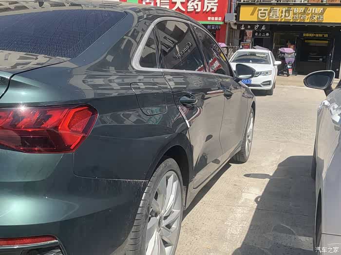 墨绿色的奥迪a3l,还别说有点小惊艳