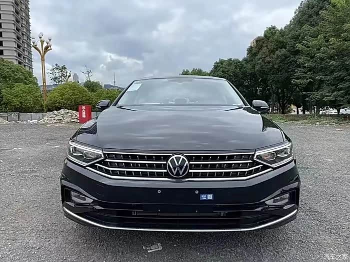 全新迈腾线条流畅优雅展现出强烈的运动感和时尚气息