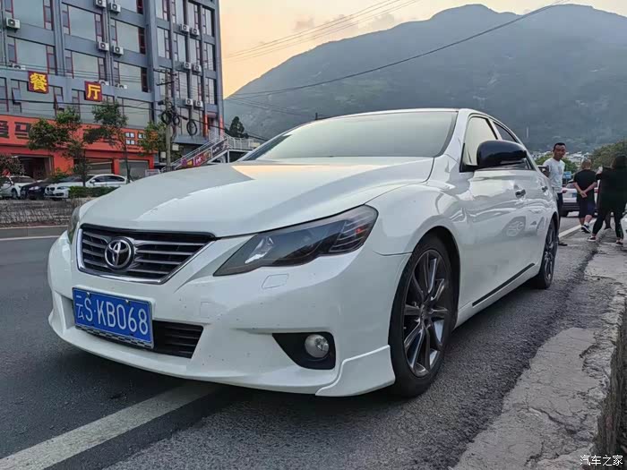 新到2012年5月上牌 丰田锐志 2.5v,6缸 后驱高配