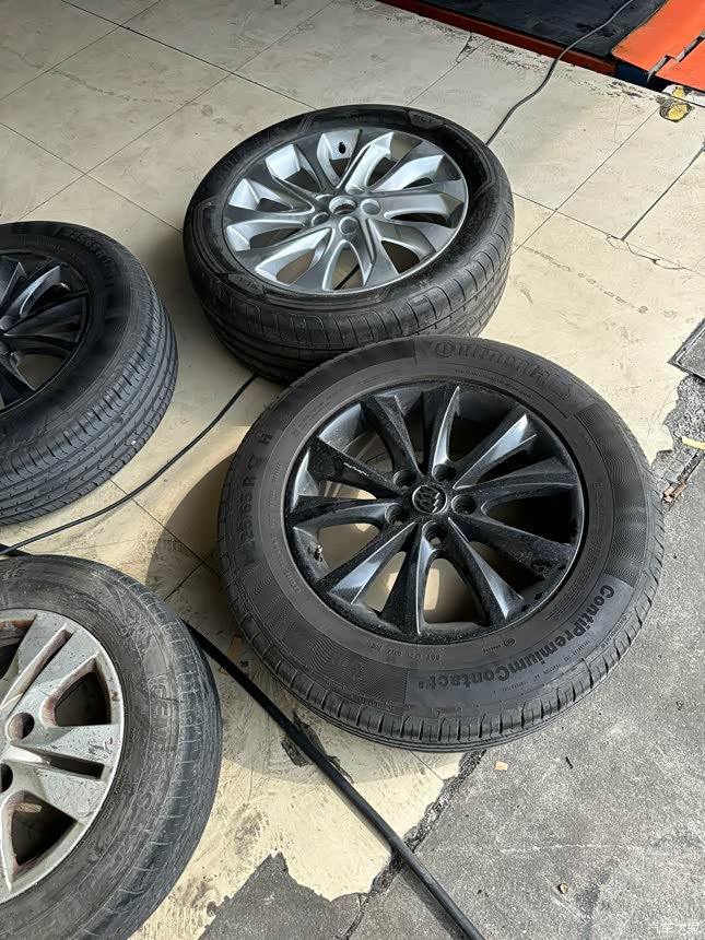 出16款昂科威28t原车17寸轮毂轮胎已出剩4个轮圈有