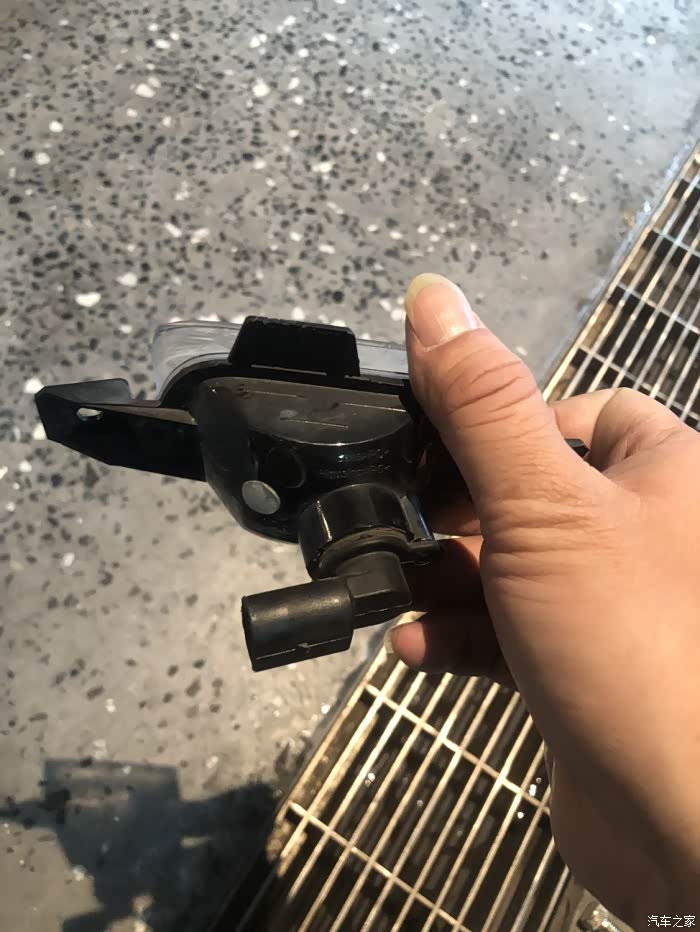 请教各位大神我是17途观想把这倒车灯换led后杠也拆了总