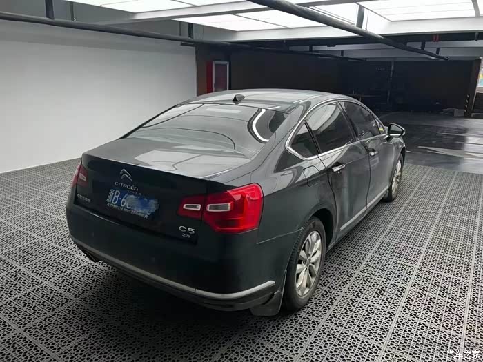 2013年4月份上牌23顶配雪铁龙c5黑外黑内全车三个面