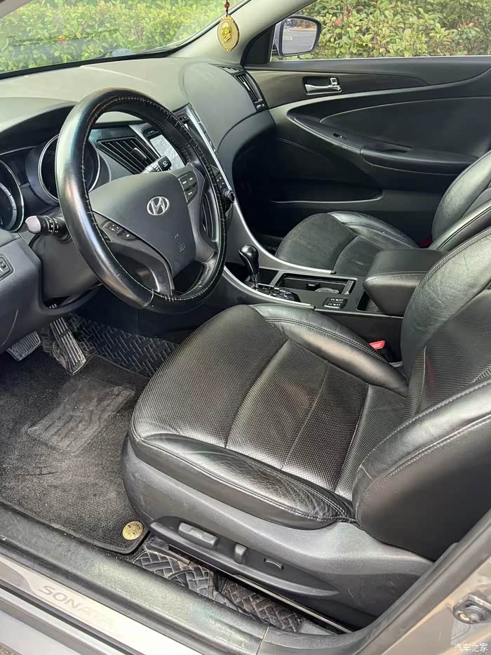 2014年现代索纳塔8自动豪华高配指导价21万多那款私