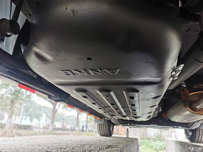 分享一下哈弗h5安装底盘护板后的效果在此发现哈弗原厂家对