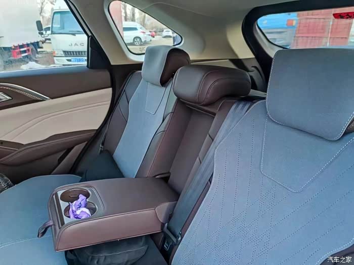 后排的乘坐舒适度还得是大白龙