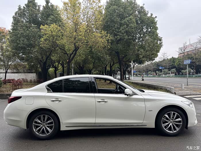 21年上牌英菲尼迪q50l目前一手车实表两万公里