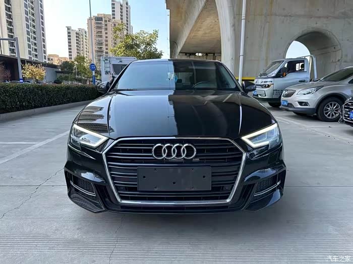 新到20年奥迪a3高配时尚版外黑内黑才开了2万多公里带