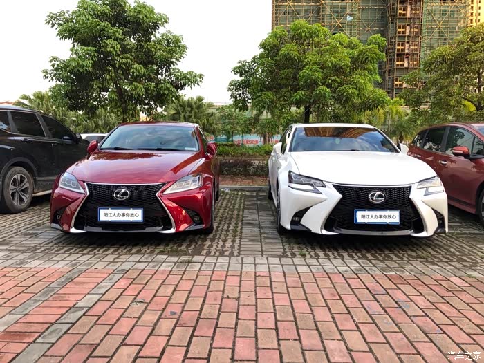 雷克萨斯is300升级gs300前杠三眼大灯 真的帅气的不少