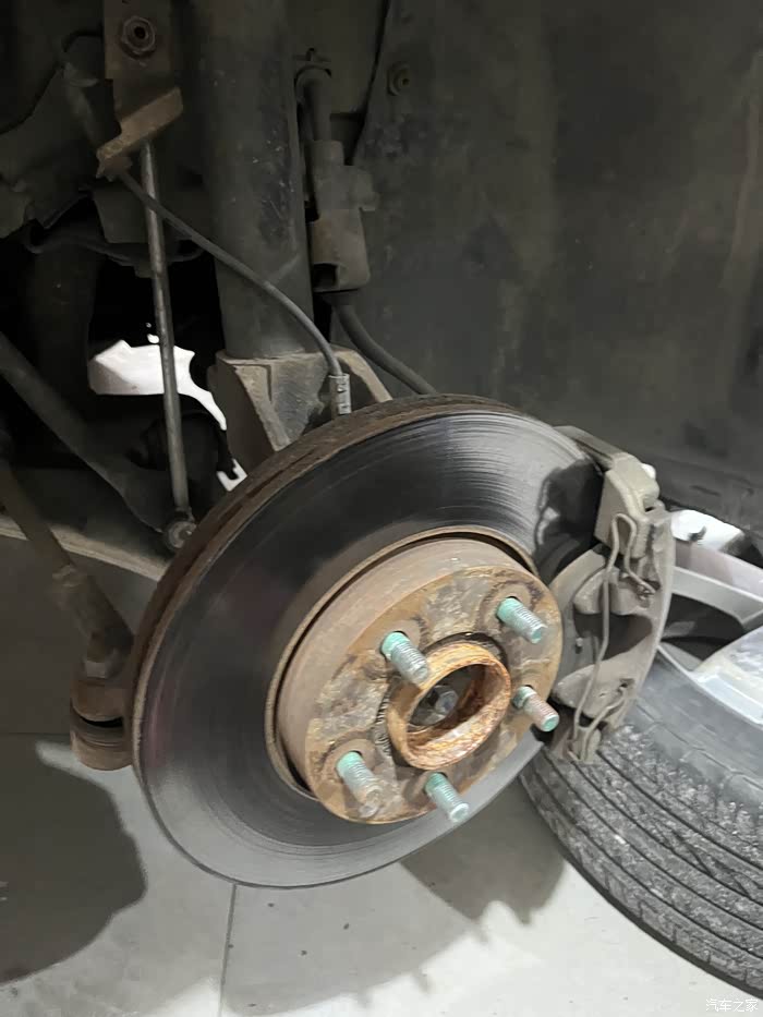 07款经典福克斯前刹车片更换历程