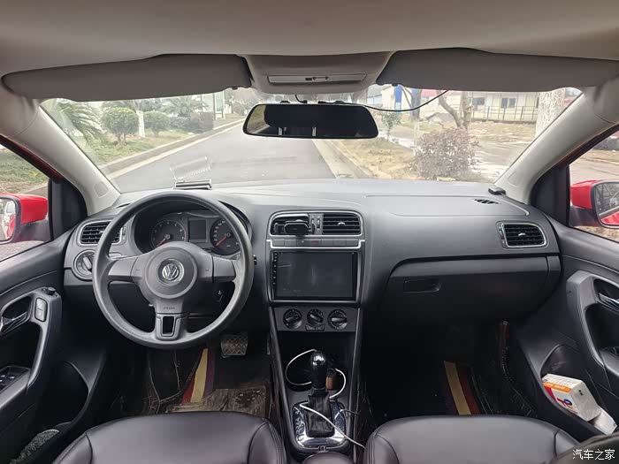 新到13年11月份上牌大众polo16自动挡高配大屏导