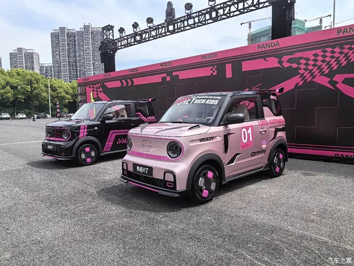 "谁不喜欢大玩具呢?" #吉利熊猫mini卡丁车 晚上上市