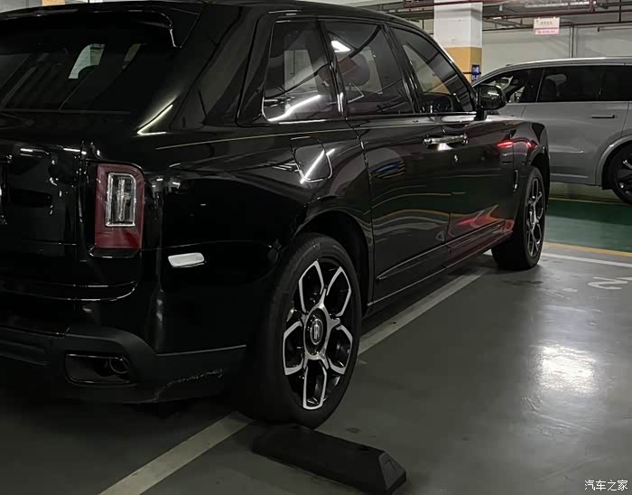 劳斯莱斯bb库里南黑外黑黄内2021年1月两手户原版