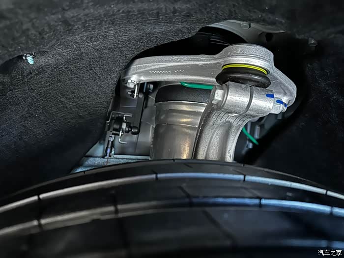 路过看了看小米汽车,拍了些悬挂细节