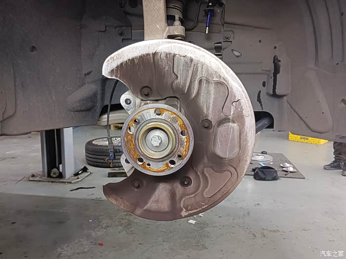 奔驰gls升级原厂前六活塞刹车卡钳提高制动力和行车安全指数