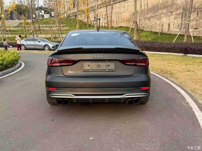 奥迪s32017款改款s320tlimousin