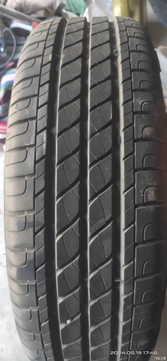 出个13款qq的轮毂轮胎全套,小qq昨天刚出手,这个备胎没下