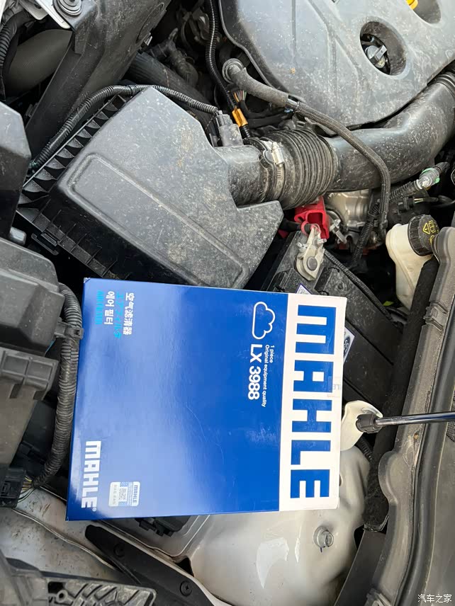 今天自己动手更换空气过滤装置,空气滤网是之前车友会活动中的奖