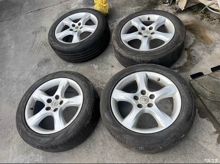 锐志原厂17寸轮毂带轮胎一起出售2155517规格四