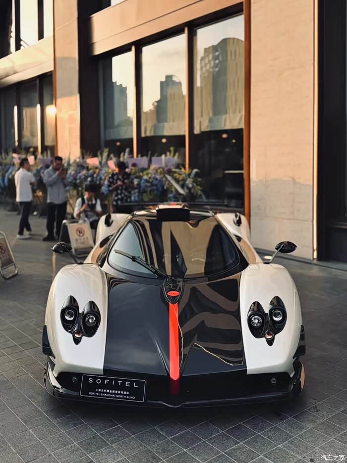 今天 上海一酒店开业 门口停的豪车 多人围观