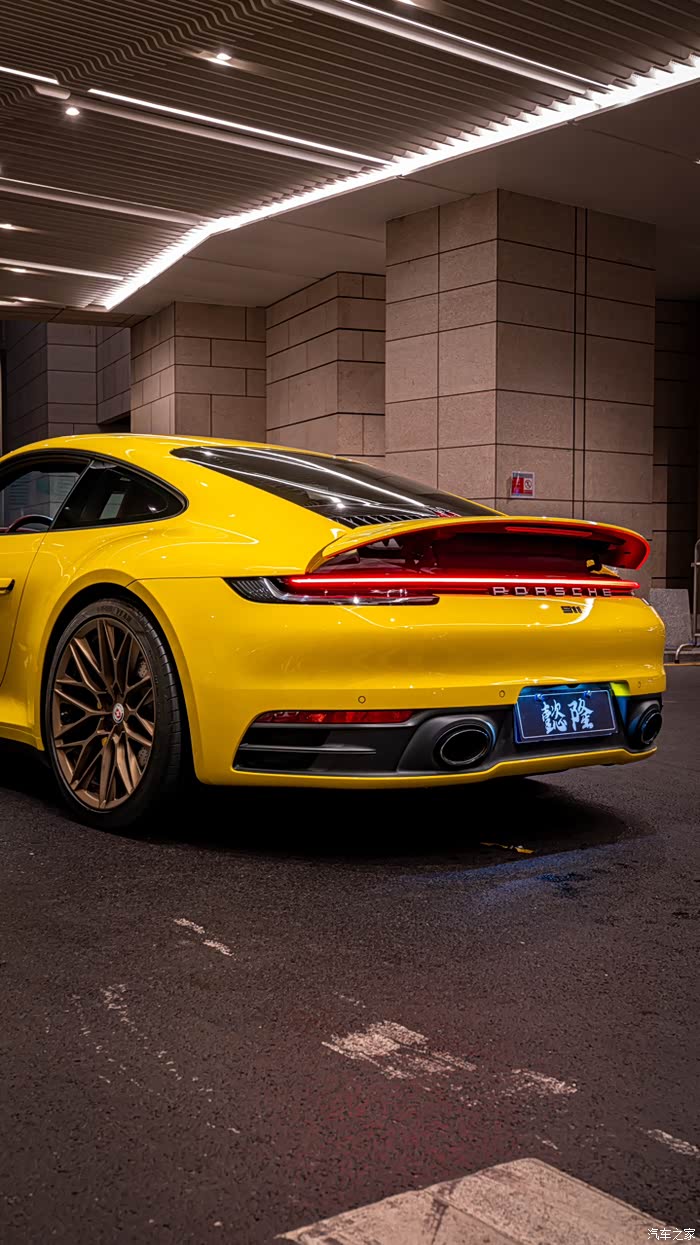 21年保时捷911carrera竞速黄搭配全波尔多红内