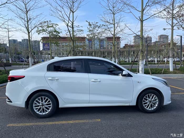 私家一手17年起亚k2车况精品多功能方向盘自动大灯锂