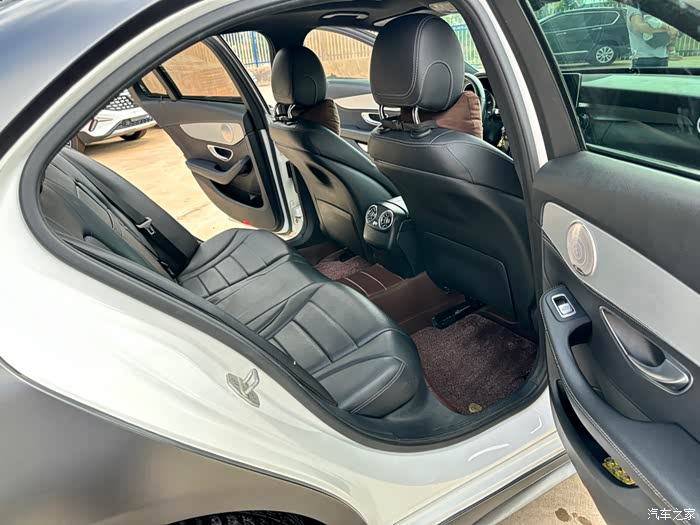 17年的奔驰c200,同事要换e300,特价处理了,16个左