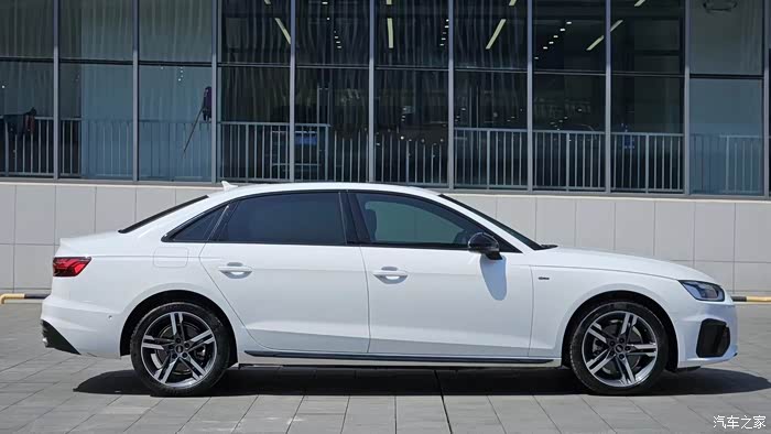 22年奥迪a4l 豪华 2万公里 一手车