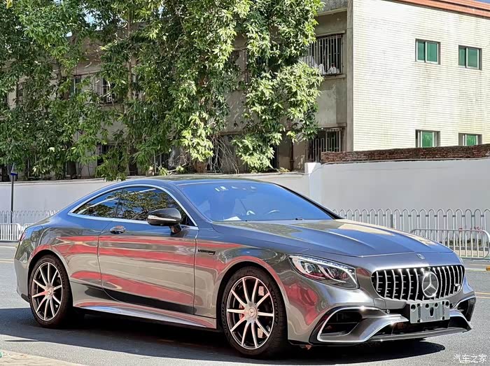 奔驰s63四驱轿跑2019年11月上牌白外红
