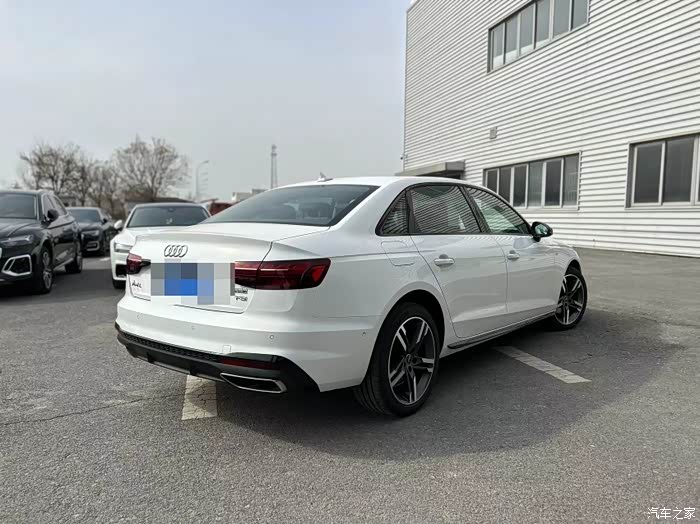 最新到货23年3月上牌奥迪a4l2022款40豪华动