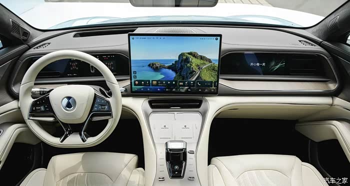 内饰方面全新腾势n7搭载173英寸悬浮式中控屏两侧对称