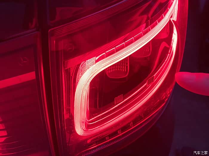 22款后尾灯这个印子正常吗